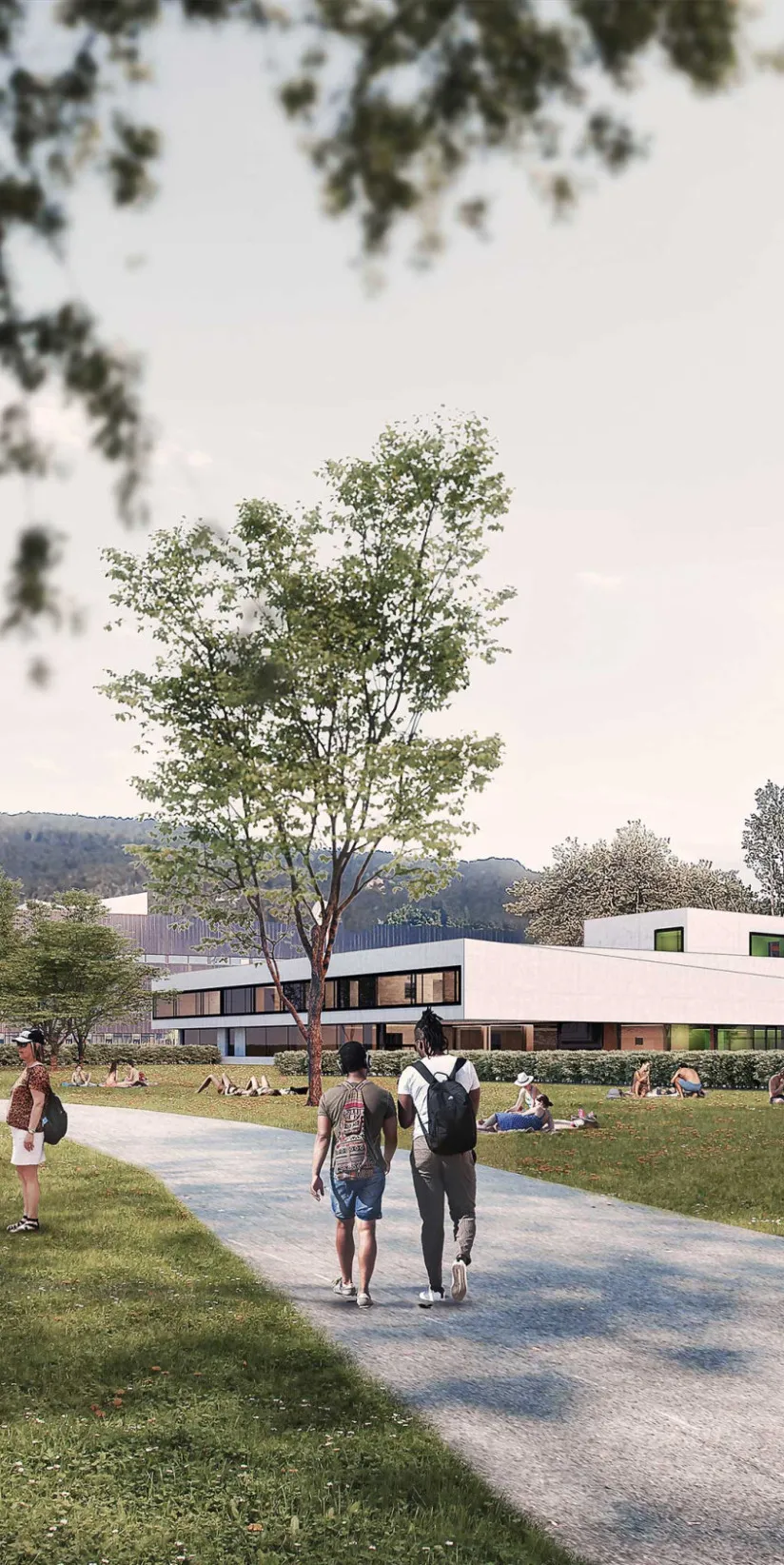 Menschen entspannen auf der Wiese neben einem Weg vor dem neuen Seebad.