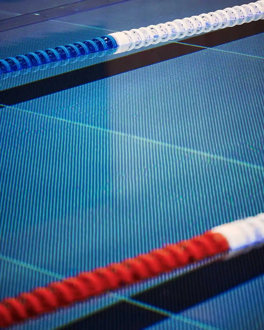 Schwimmerbecken mit blau-weißer und rot weißer Schwimmleine