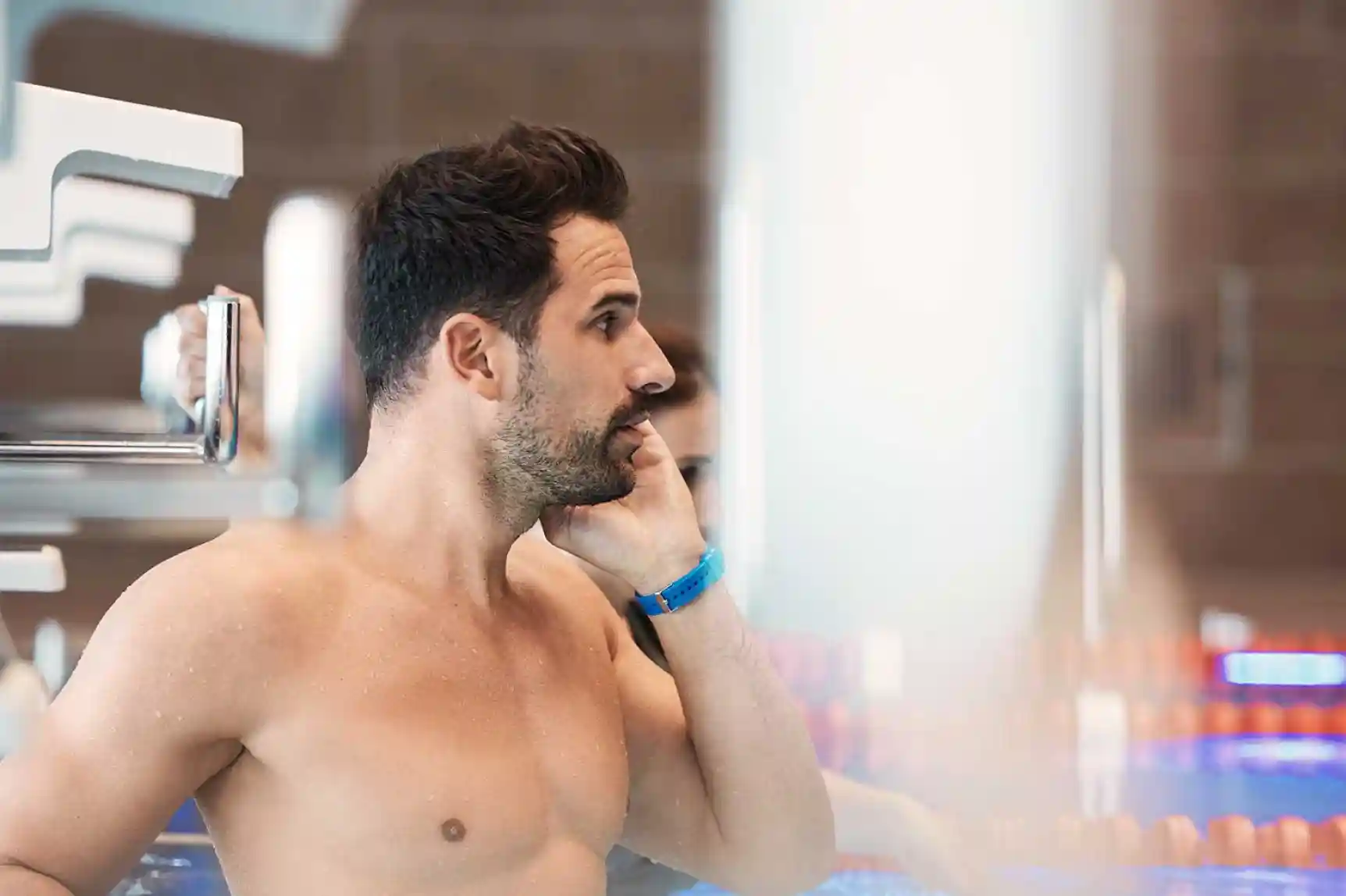 Ein Mann steht im Wasser, bereit, seine Schwimmrunde zu beginnen