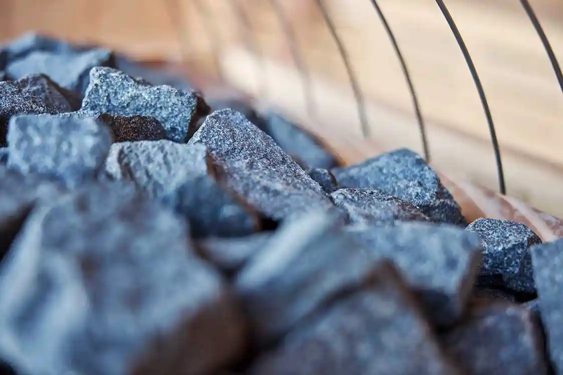 Nahaufnahme von Steinen, die für den Sauna-Aufguss verwendet werden