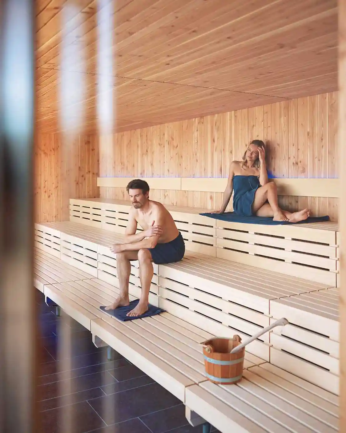 In der Sauna genießen zwei Personen die wohltuende Wärme