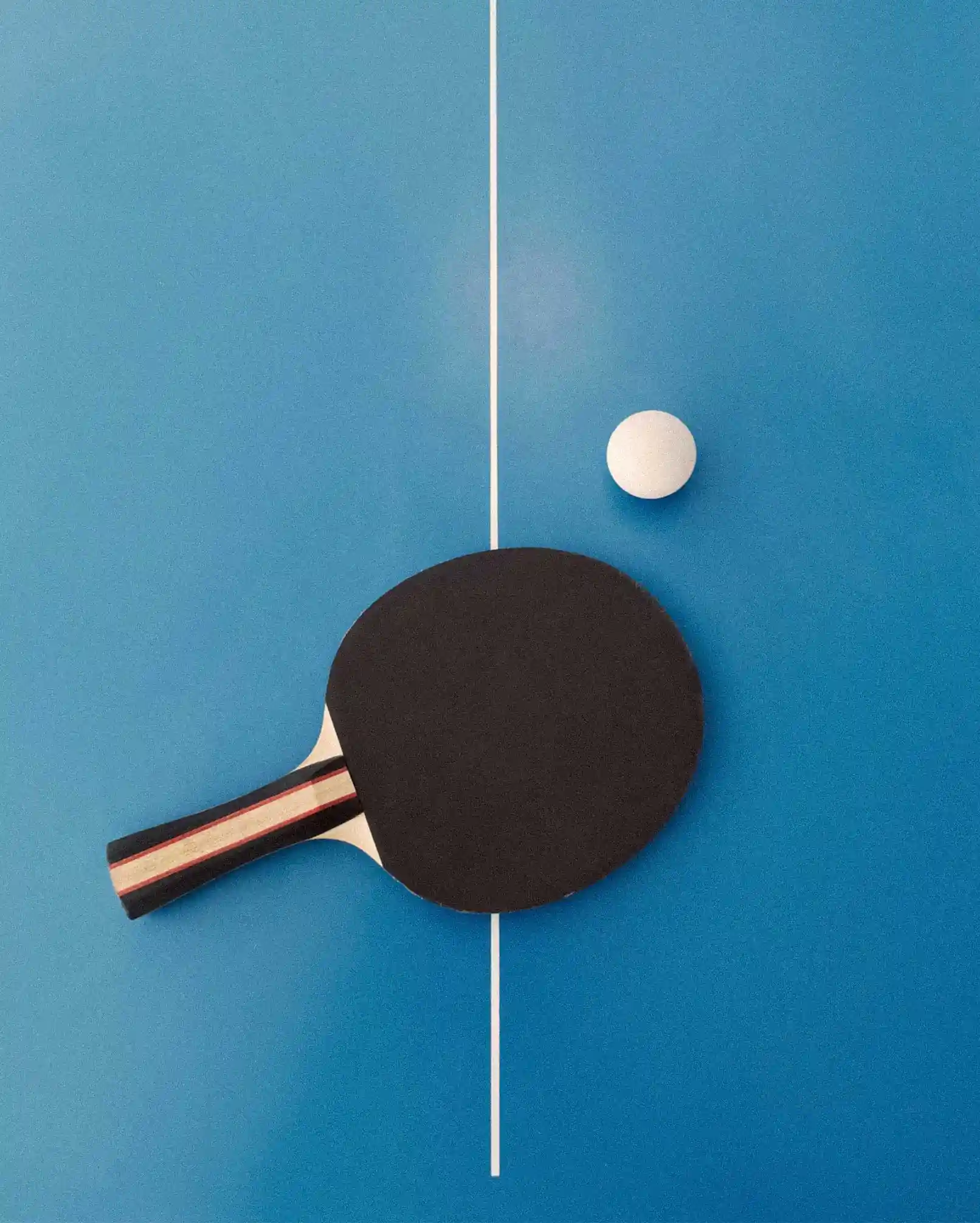 Tischtennisplatte mit Schläger und Ball.