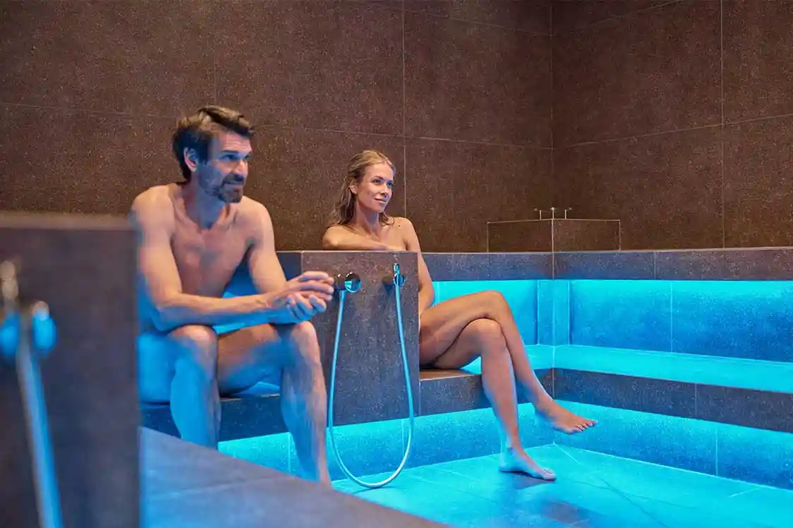 Zwei Personen sitzen entspannt im Dampfbad und genießen die Ruhe