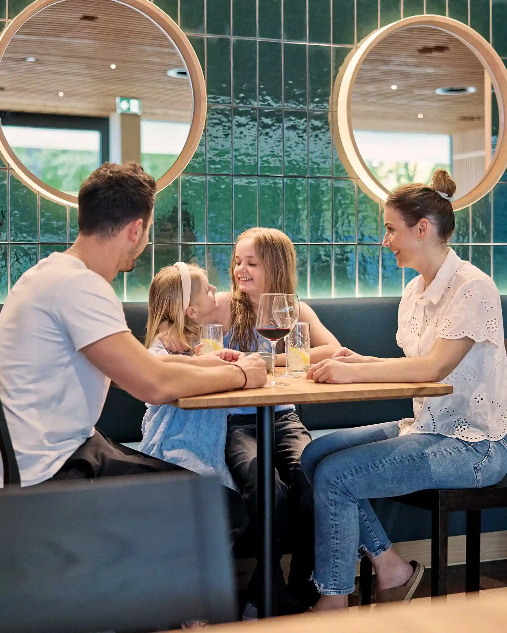 Gemütliche Familienzeit im Restaurant im Seebad Bregenz